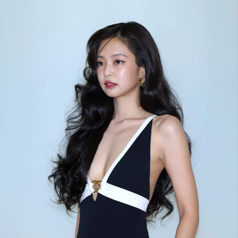 mái tóc xoăn bồng bềnh của Jennie
